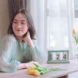 编辑苏晚在午后窗边用平板测试解谜类小游戏，神情专注